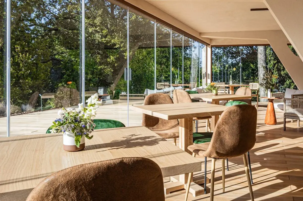 Sala comune con grandi vetrate sul verde