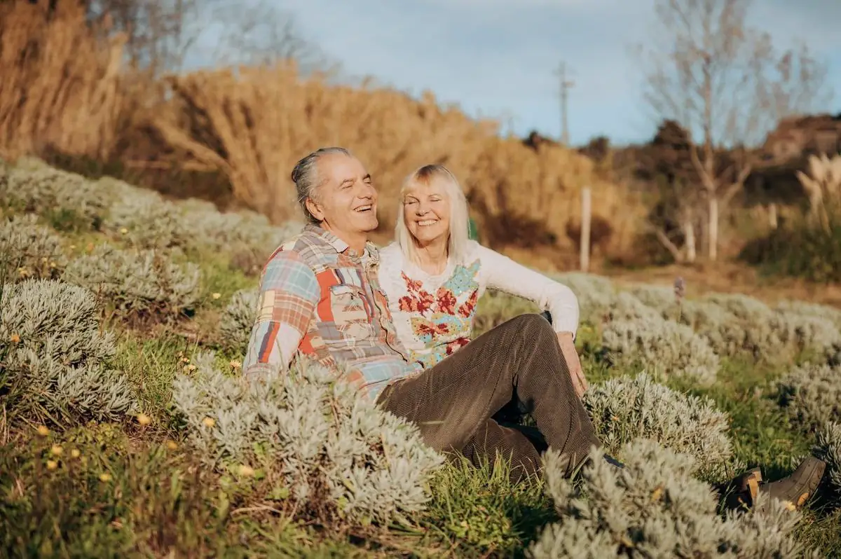Due ospiti sorridenti in un campo di lavanda
